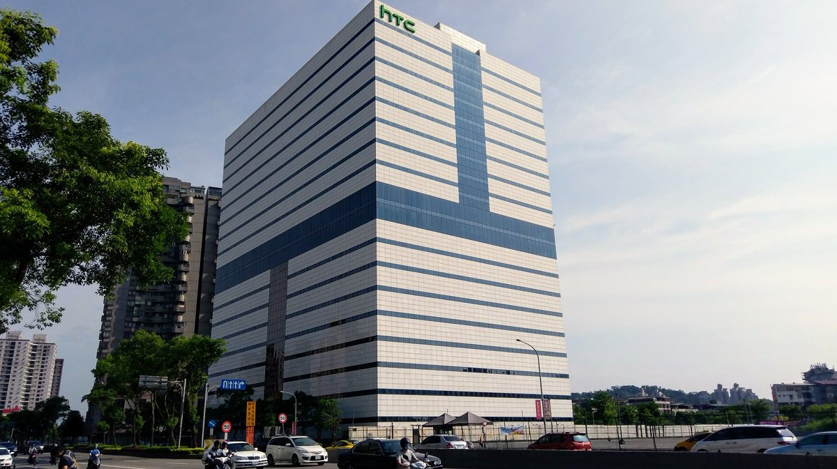 Vang danh một thời, tượng đài HTC giờ ra sao? - 1