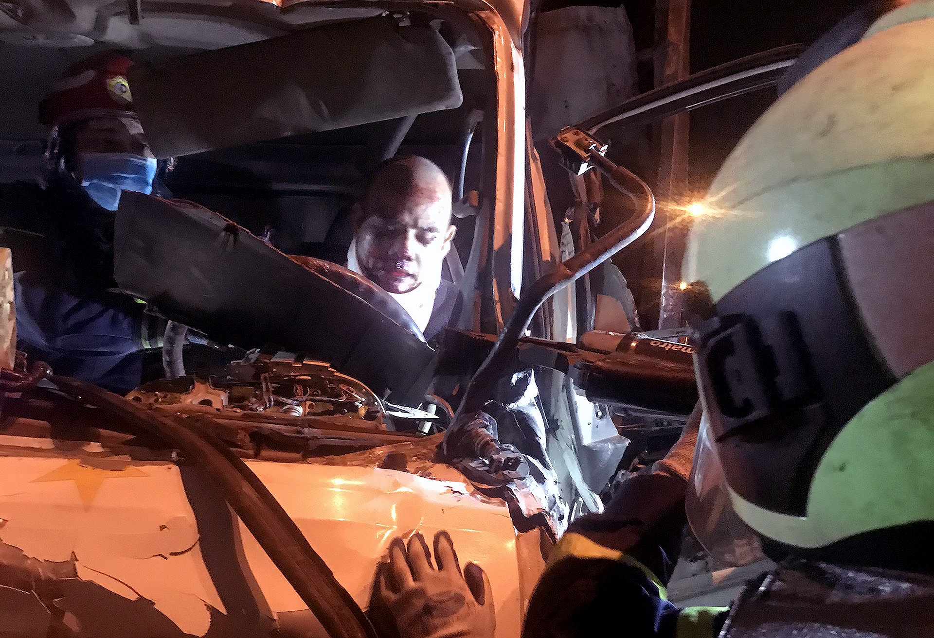 Hà Nội: Ba người bị thương nặng, mắc kẹt trong cabin xe nát bét - 1