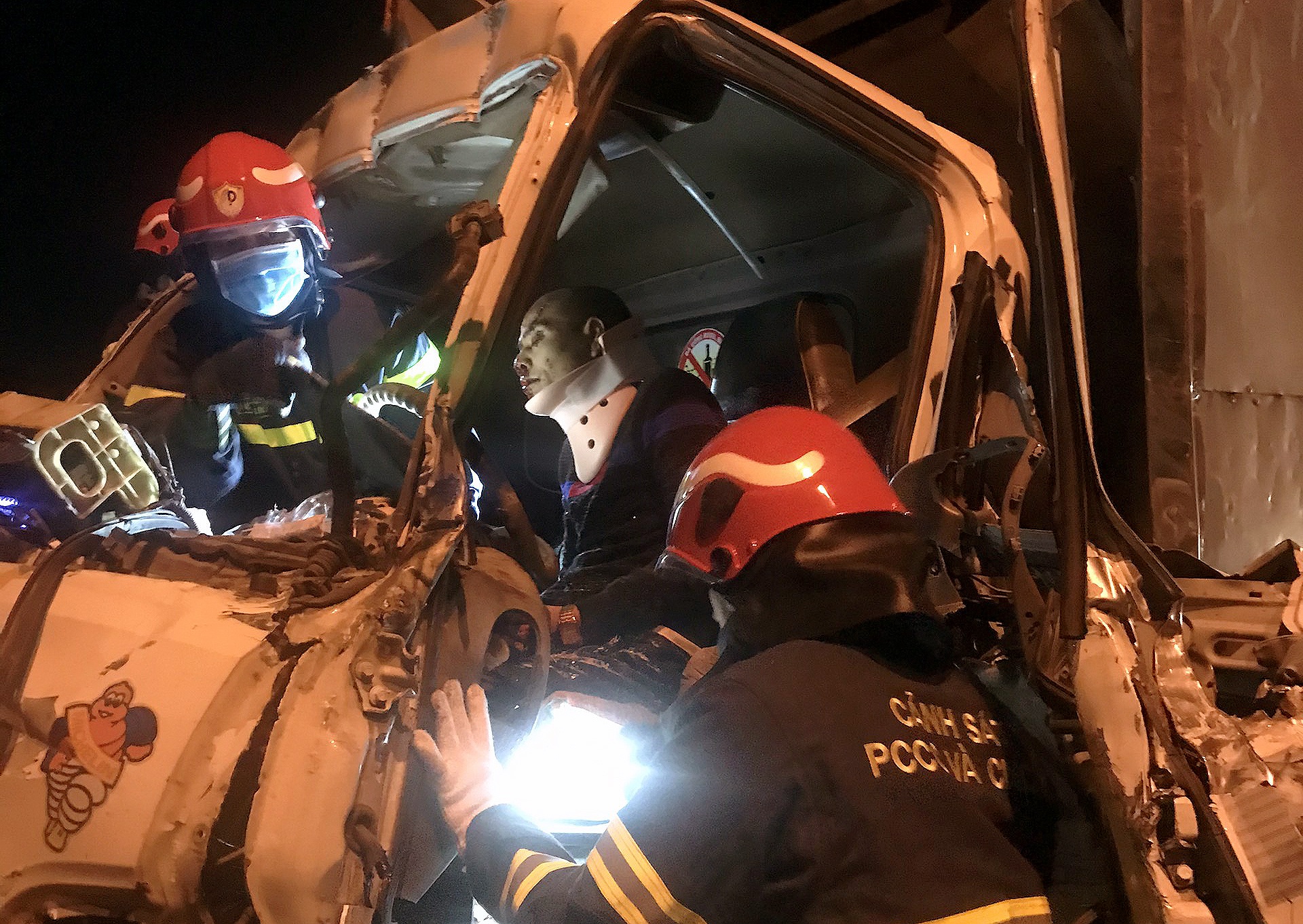 Hà Nội: Ba người bị thương nặng, mắc kẹt trong cabin xe nát bét - 2