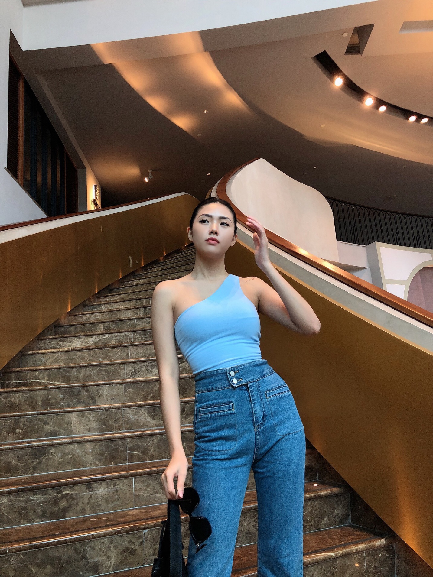 Hot girl tiếp viên hàng không lột xác gợi cảm khi tách khỏi đồng phục bay - 4