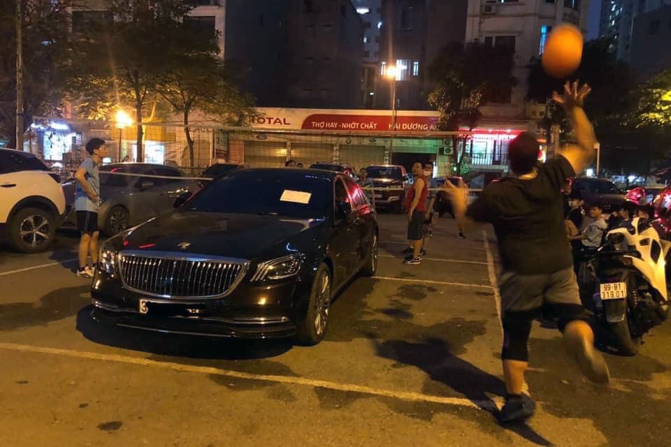 Mercedes-Maybach đỗ trong sân chơi và cái kết khiến người xem thót tim - 1