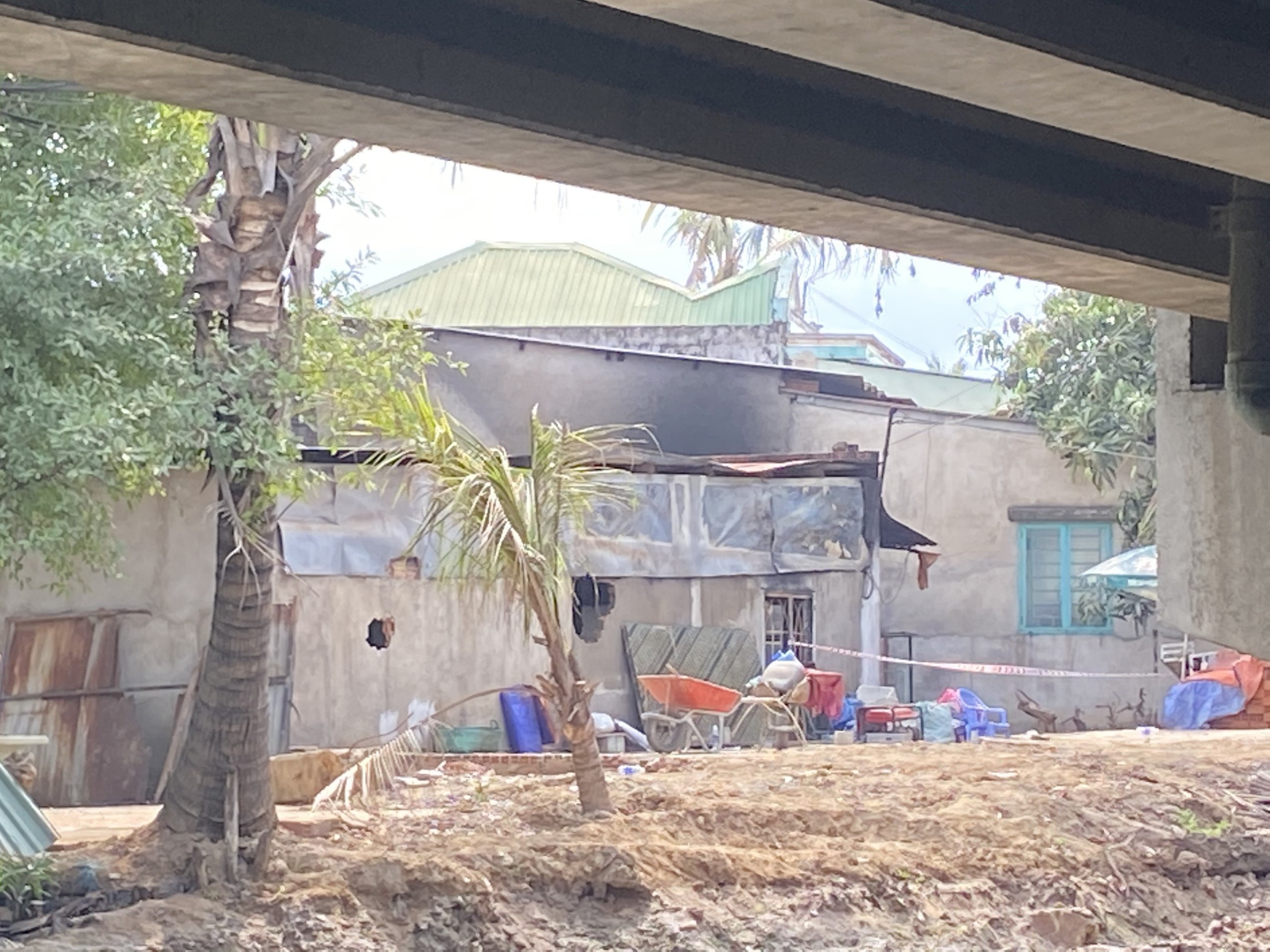 Vụ cháy 6 người chết: Hàng xóm đập cửa ầm ầm mà không được - 2