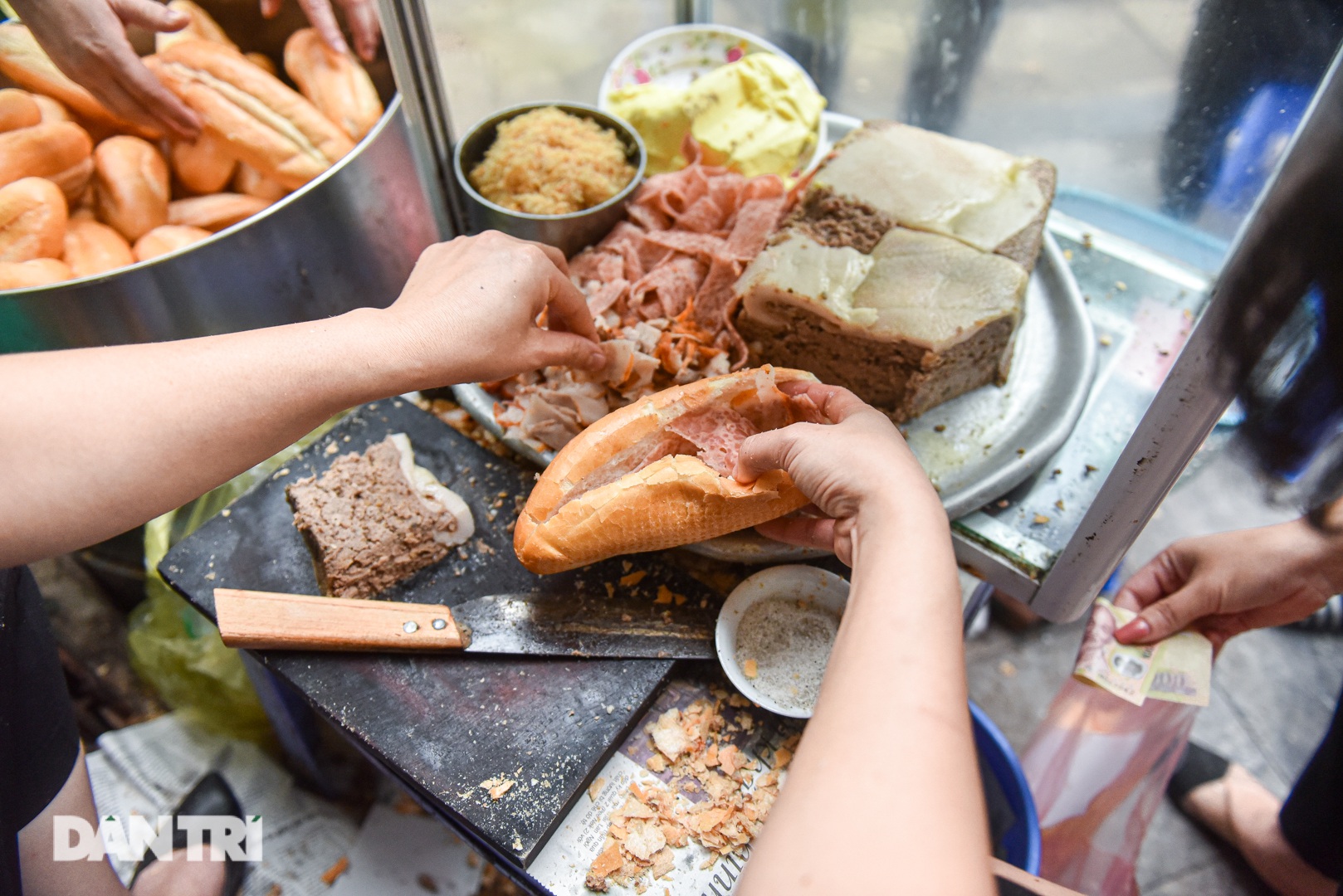 Quán bánh mỳ bảo thủ thời bao cấp mỗi buổi sáng hết bay 400 cái - 10