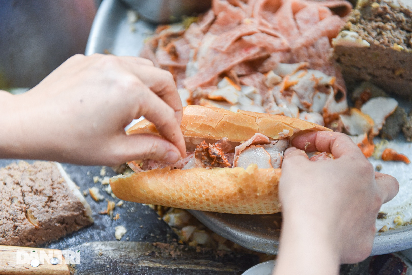 Quán bánh mỳ bảo thủ thời bao cấp mỗi buổi sáng hết bay 400 cái - 9