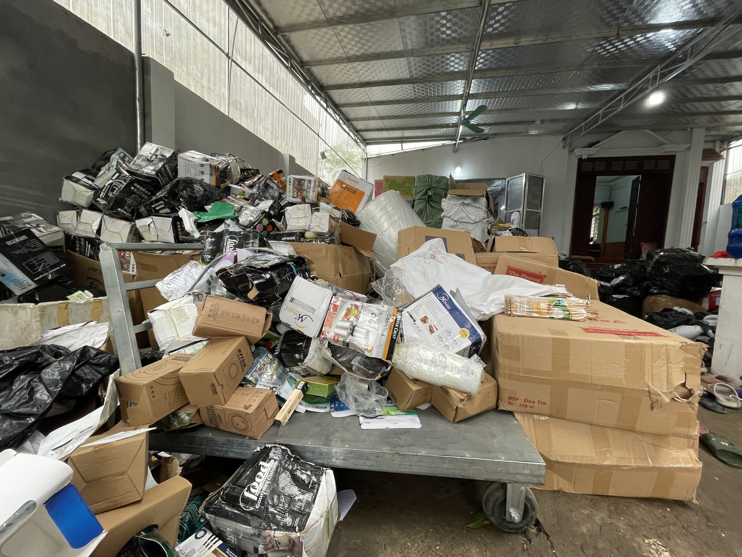 Những trùm hàng lậu ngày chốt cả nghìn đơn, hốt bạc nhờ livestream - 2