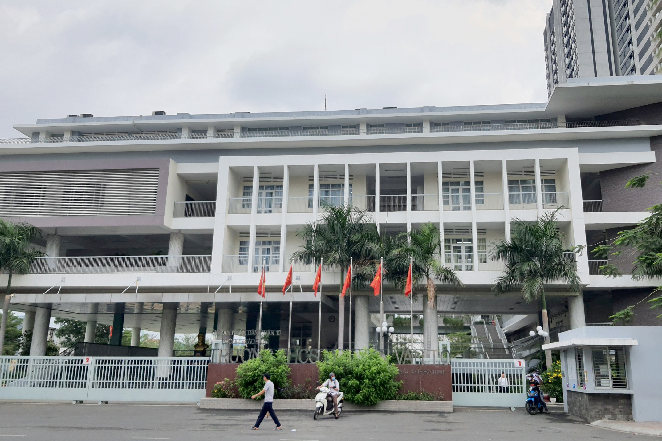 Đình chỉ công tác dân phòng đánh 2 thiếu niên tơi bời trong trường học - 1