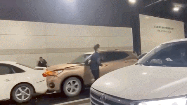 Hi hữu 12 ô tô đâm dồn toa nằm thẳng tắp trên đường - 1