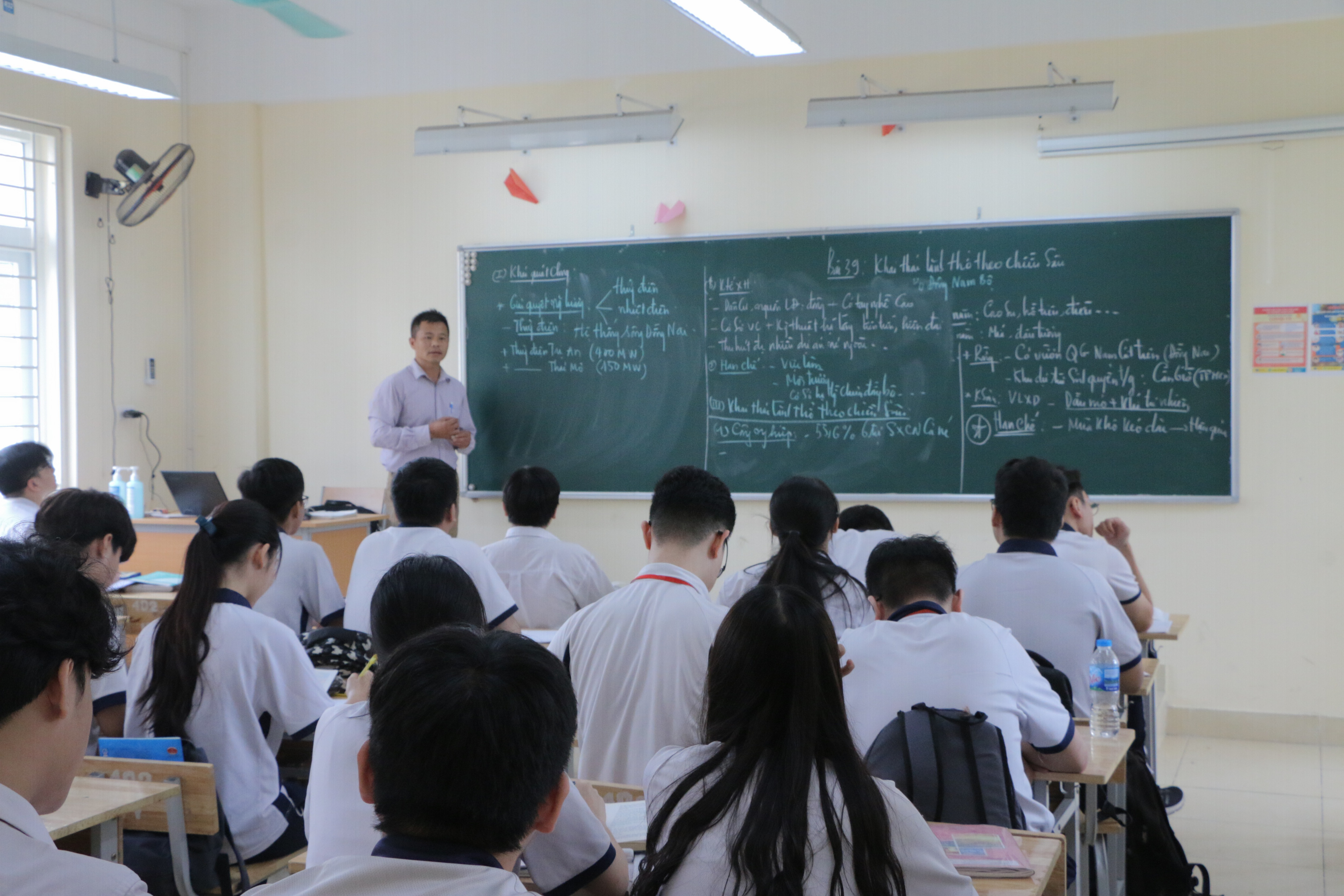 Cấm phê bình học sinh trước lớp: Giáo viên bị tước công cụ giáo dục? - 1