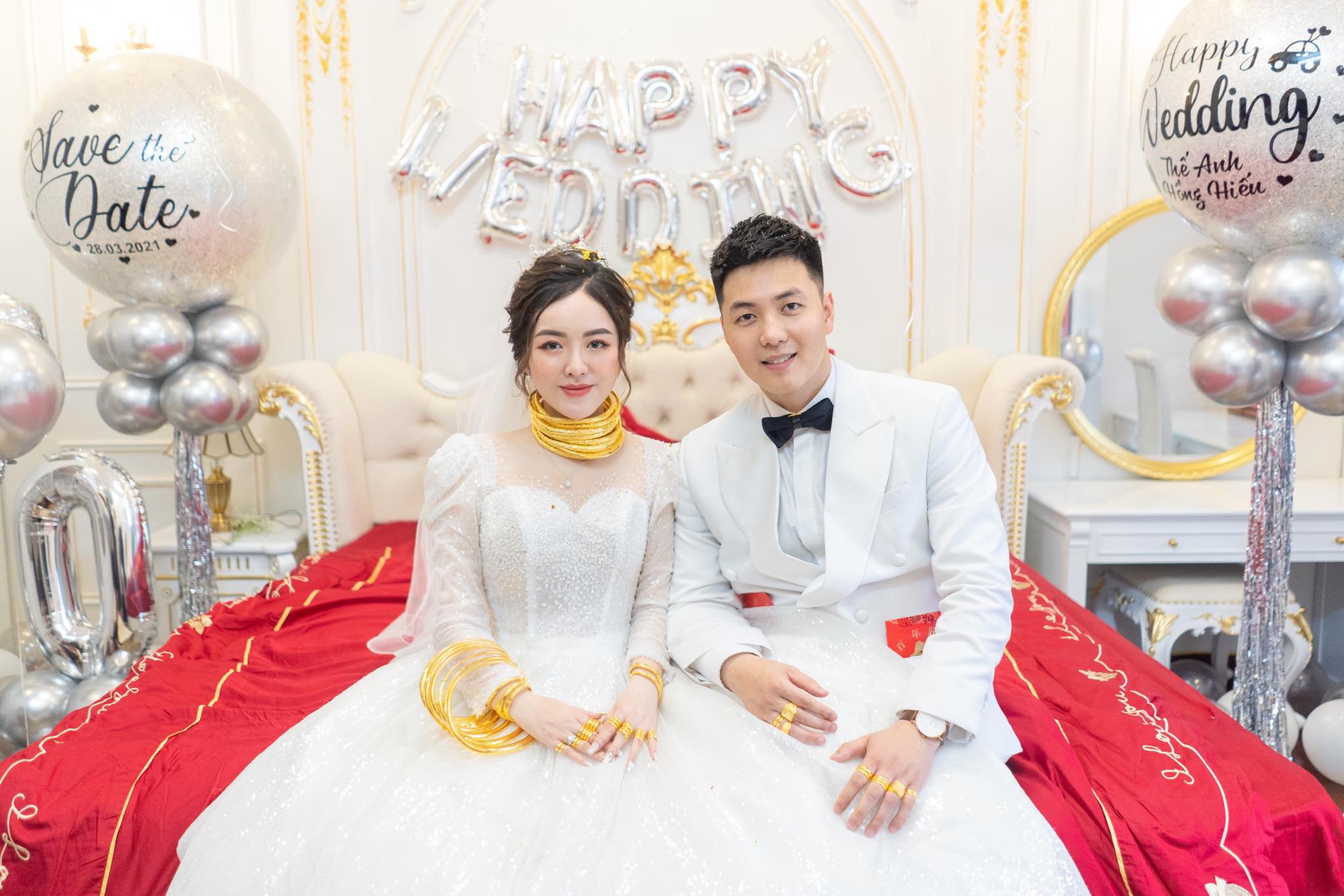 Cô dâu 9X xinh đẹp đeo vàng trĩu cổ, kín tay trong ngày cưới gây sốt mạng - 2
