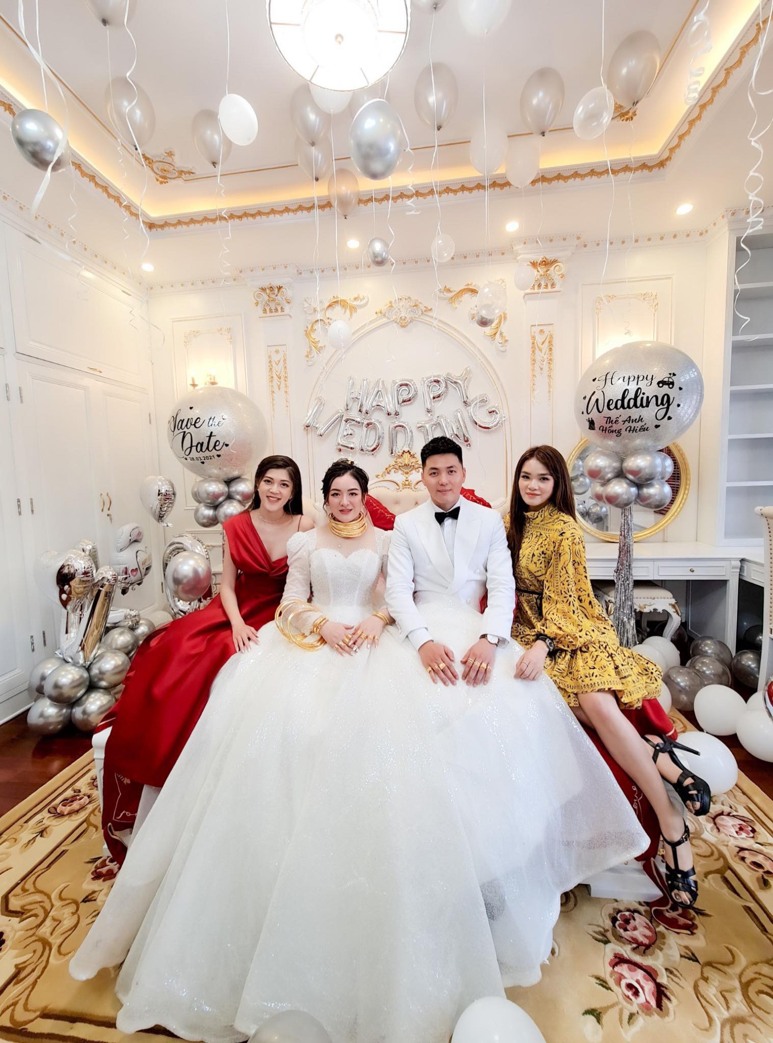 Cô dâu 9X xinh đẹp đeo vàng trĩu cổ, kín tay trong ngày cưới gây sốt mạng - 3