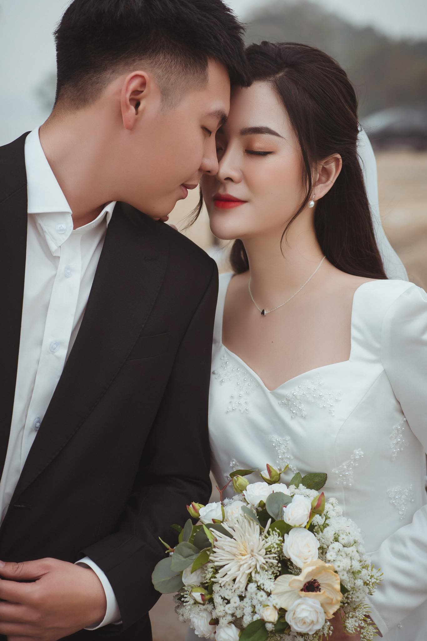 Cô dâu 9X xinh đẹp đeo vàng trĩu cổ, kín tay trong ngày cưới gây sốt mạng - 4