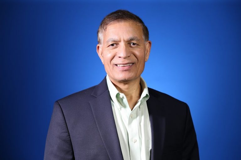 Từ cậu bé nghèo khó trở thành tỷ phú lừng danh thế giới - 1