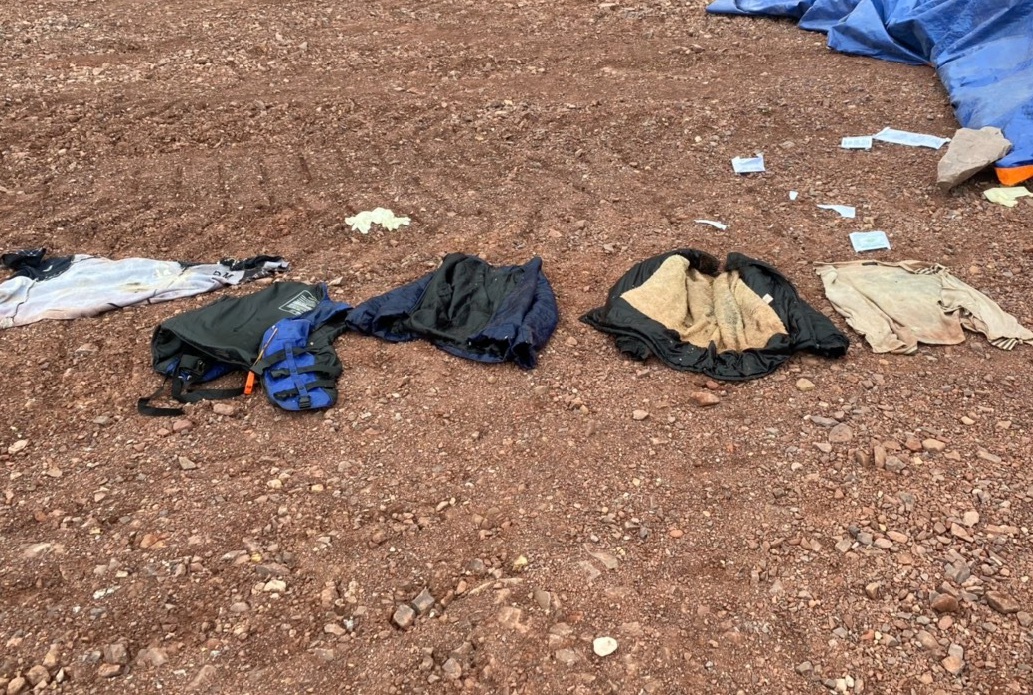 Bộ phận thi thể người mặc 6 lớp áo trôi dạt vào bờ biển - 2