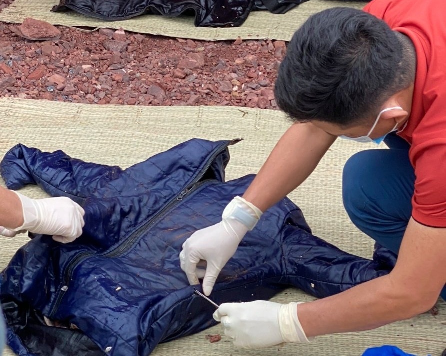 Bộ phận thi thể người mặc 6 lớp áo trôi dạt vào bờ biển - 1