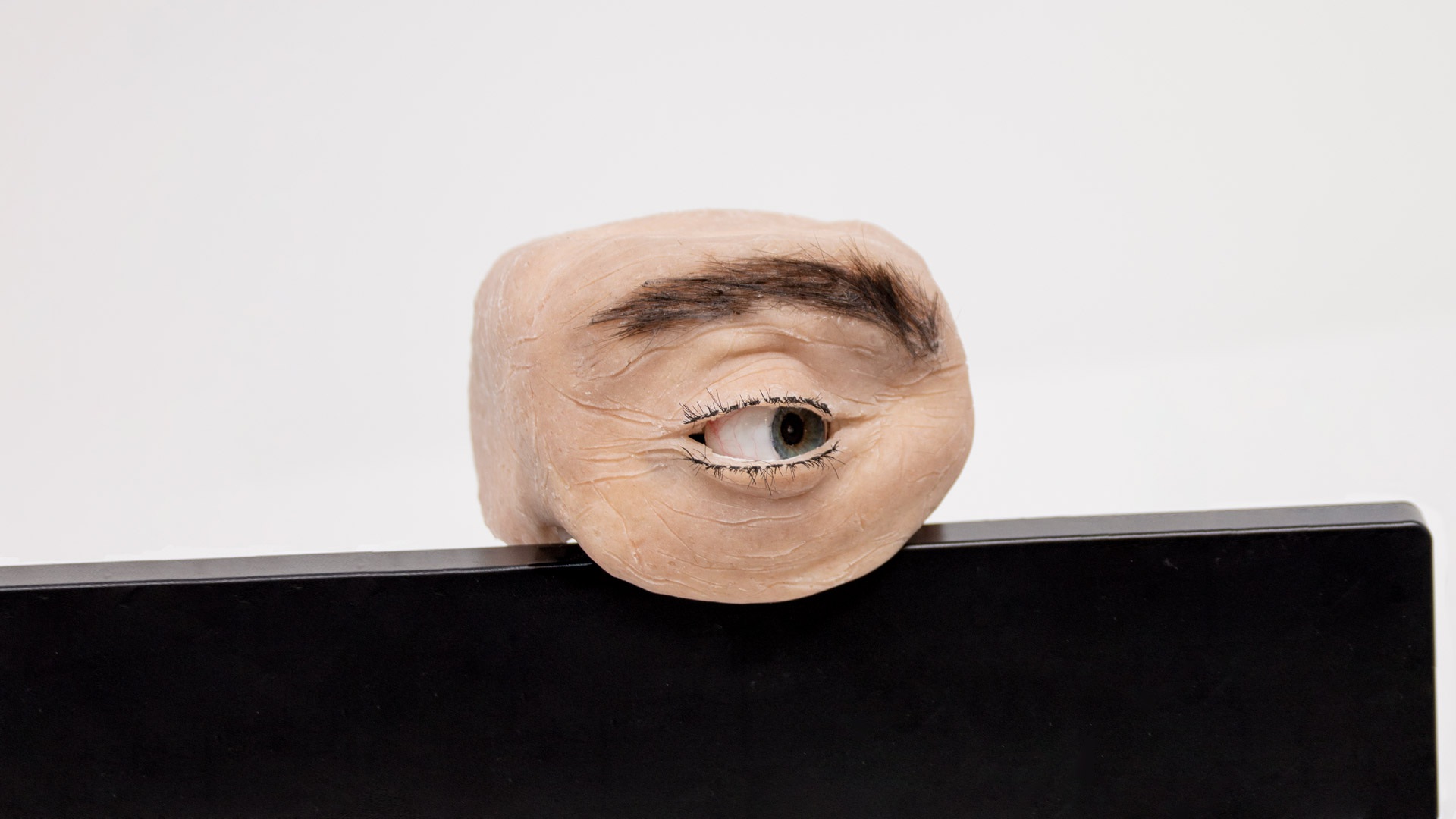 Chiếc webcam kì dị có thiết kế giống mắt người, biết chớp mắt, liếc nhìn - 2
