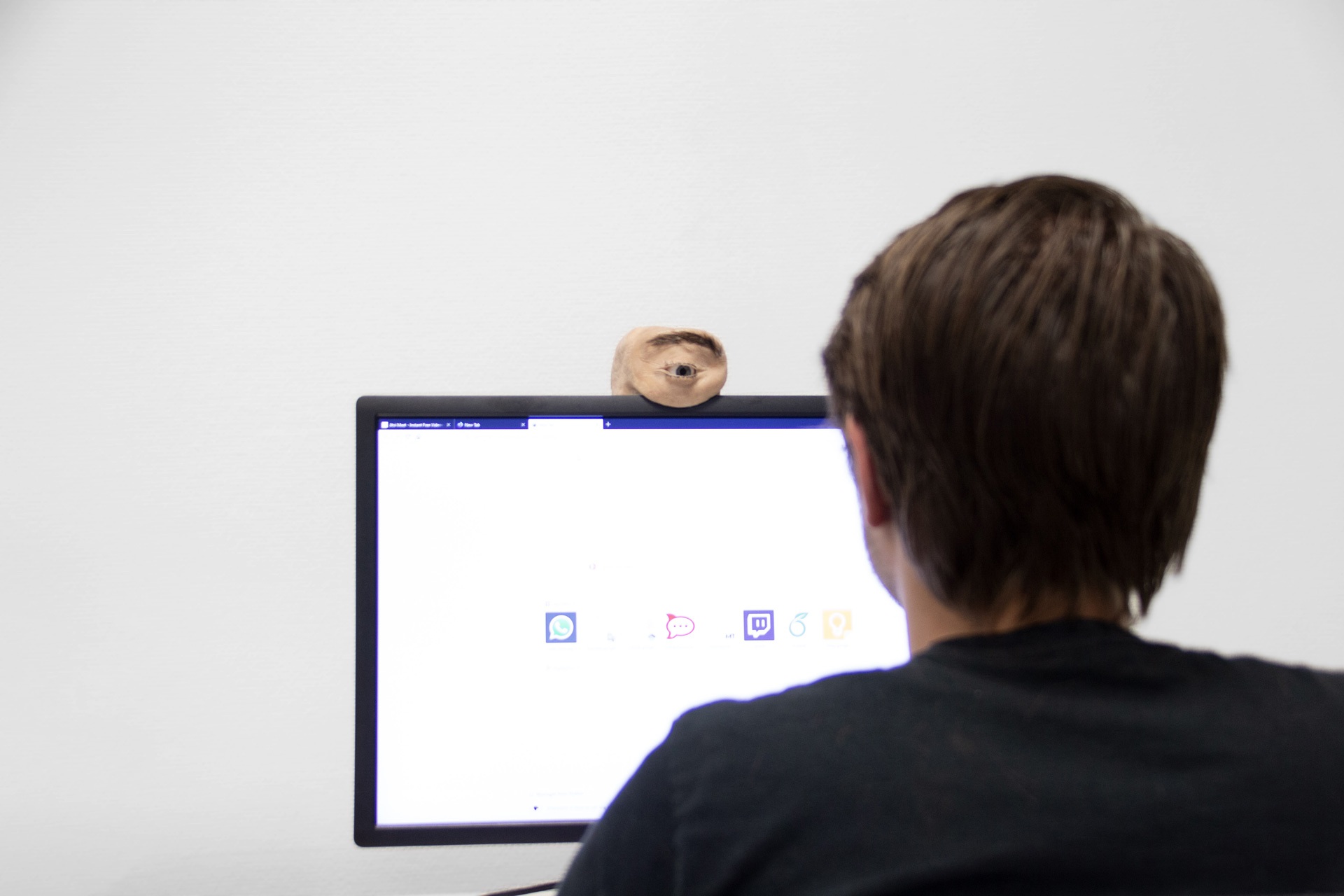 Chiếc webcam kì dị có thiết kế giống mắt người, biết chớp mắt, liếc nhìn - 4