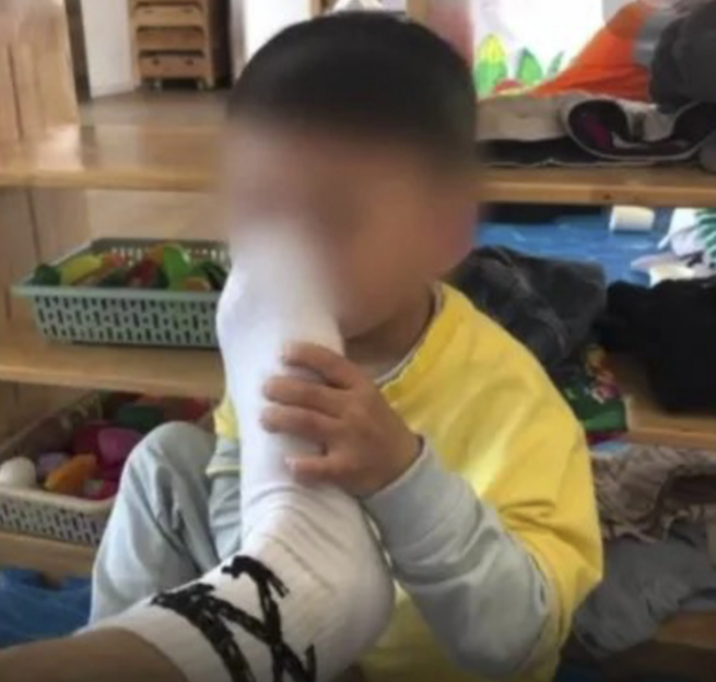 Phẫn nộ với thầy giáo mầm non bắt trẻ... ngửi chân thối - 1