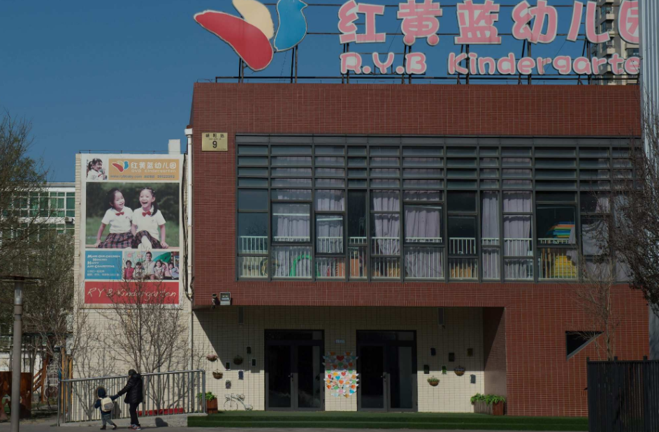 Phẫn nộ với thầy giáo mầm non bắt trẻ... ngửi chân thối - 2