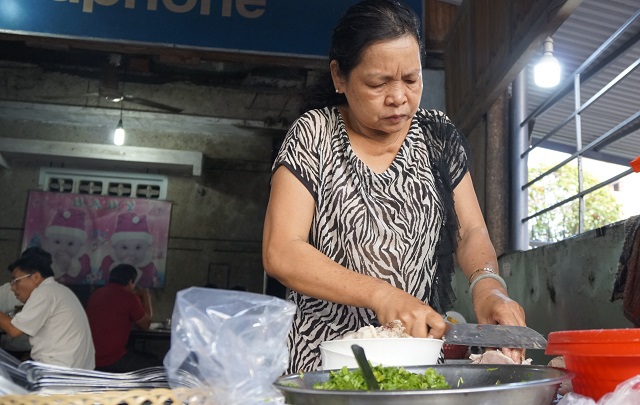 Quán cháo giò lạ lùng: Ngày bán 2 tiếng, khách xếp hàng chờ mua - 2