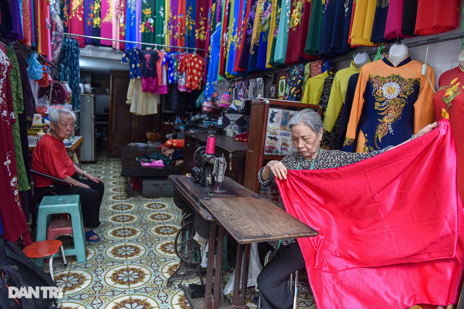 Tiệm áo dài 4 đời được trả 400 cây vàng mà không bán của cụ bà 81 tuổi - 4