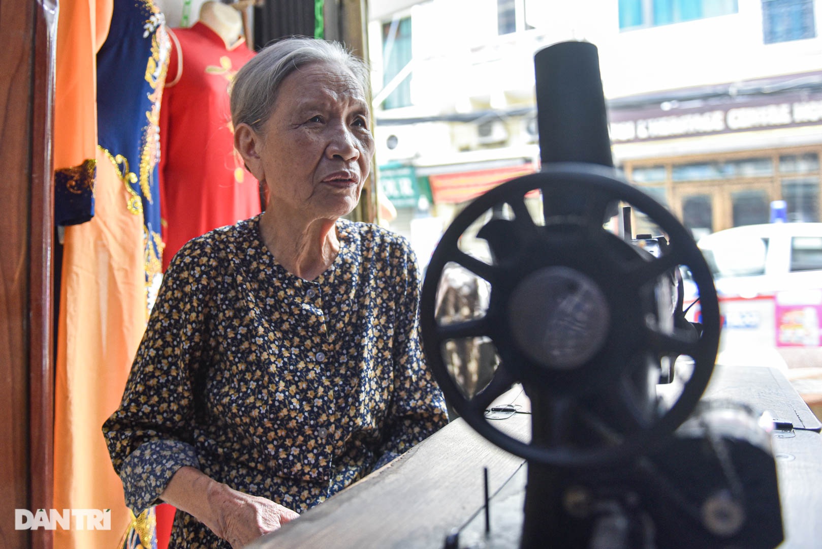 Tiệm áo dài 4 đời được trả 400 cây vàng mà không bán của cụ bà 81 tuổi - 11