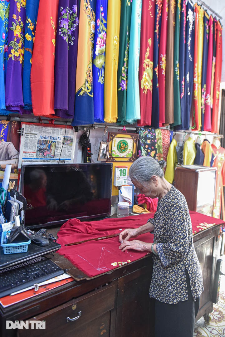 Tiệm áo dài 4 đời được trả 400 cây vàng mà không bán của cụ bà 81 tuổi - 9