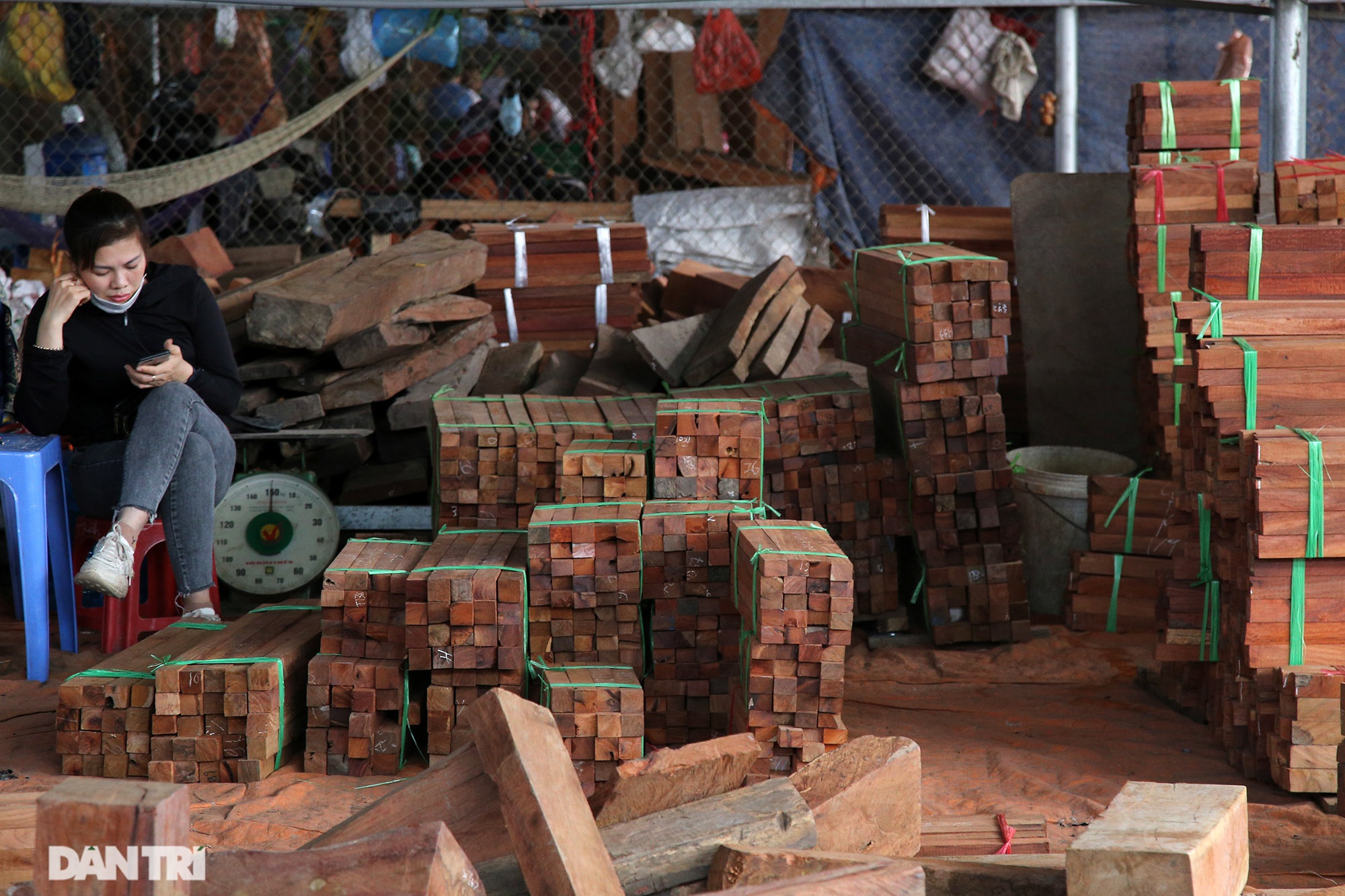 Độc lạ chợ củi vụn có giá tiền triệu một cân - 12