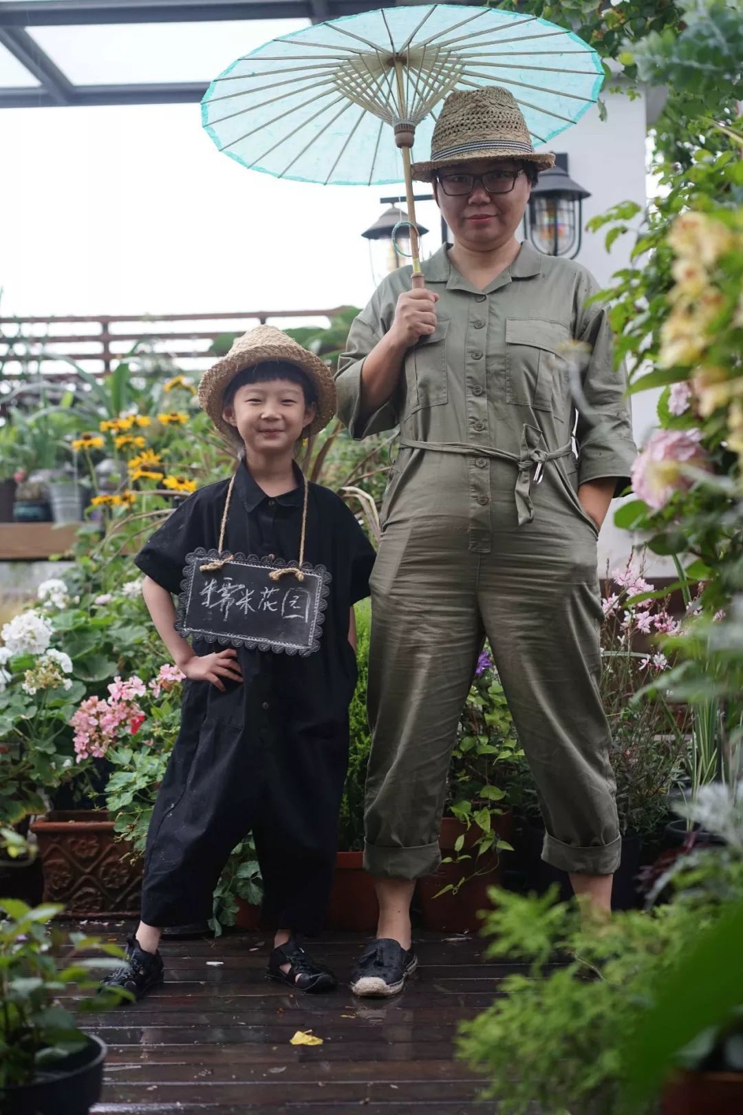 Mẹ cùng con gái biến sân thượng thành thiên đường trăm loài hoa - 1