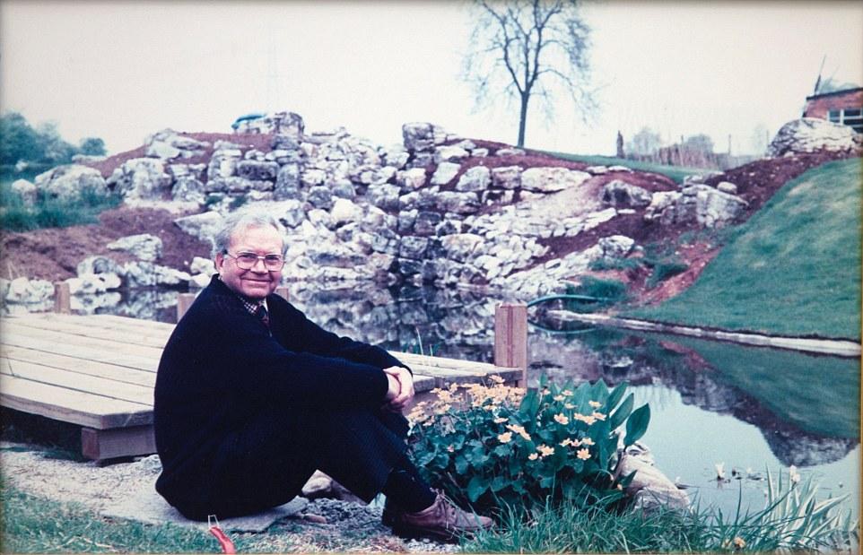 Người đàn ông dành 25 năm biến bãi đất hoang thành thiên đường hoa - 2