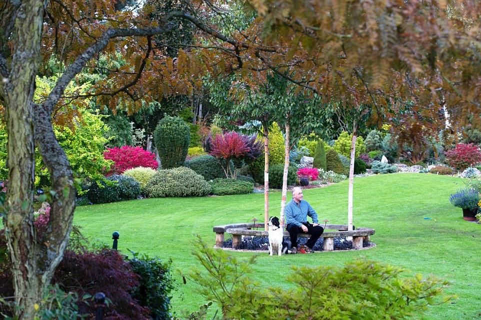 Người đàn ông dành 25 năm biến bãi đất hoang thành thiên đường hoa - 4