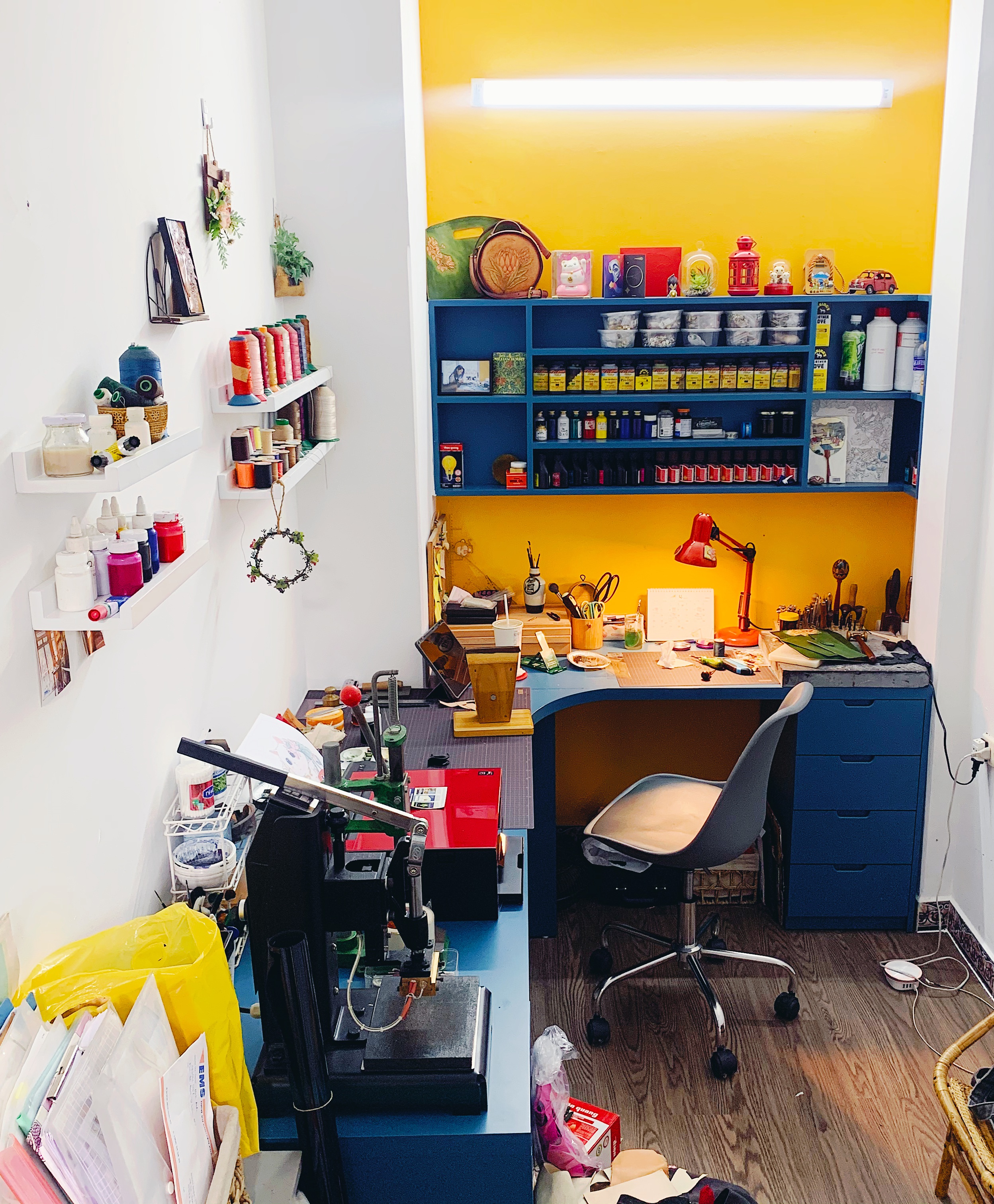 Bỏ lương nghìn đô, cô gái Hà Nội khởi nghiệp với nghề điêu khắc da bò - 4