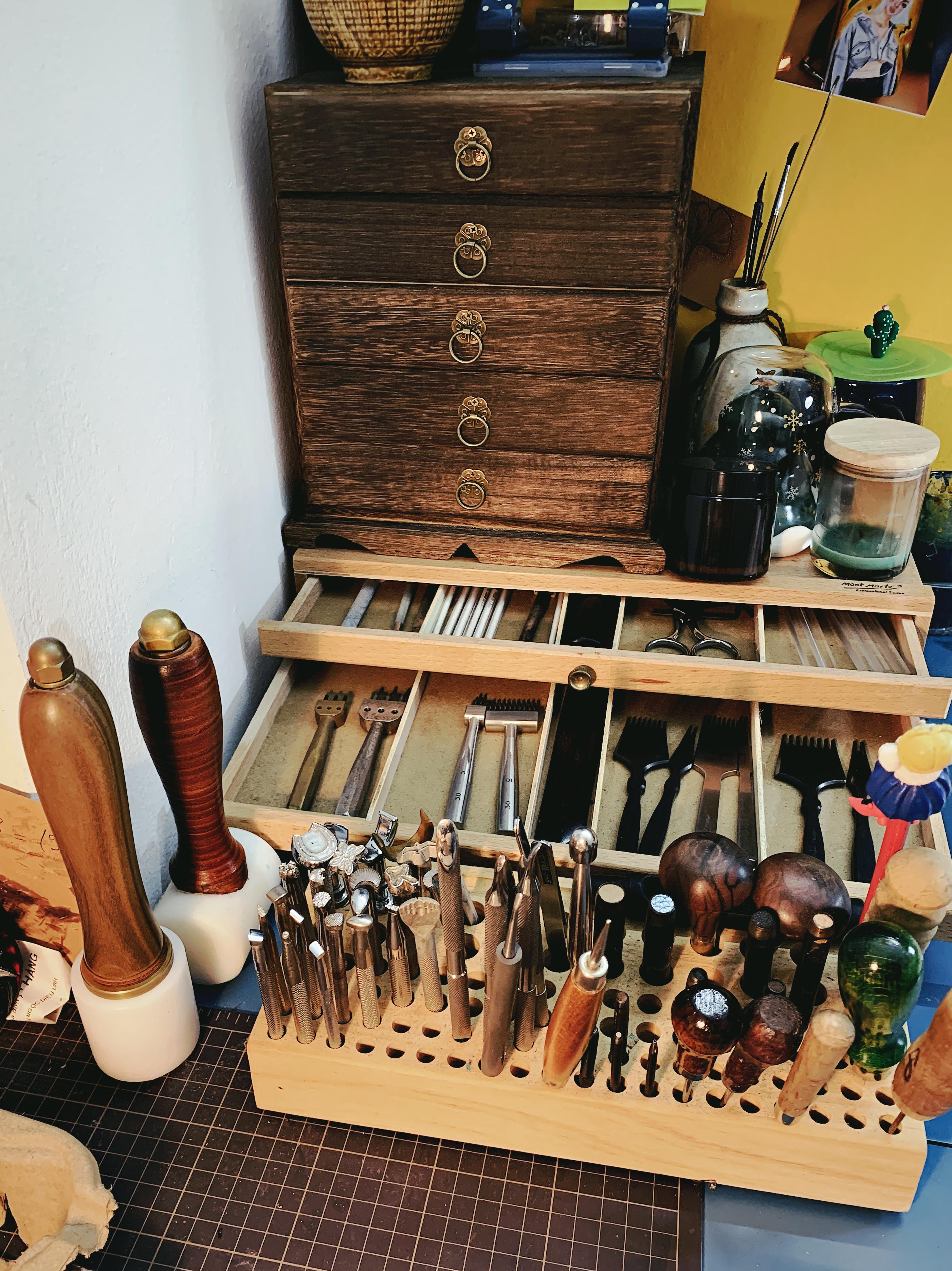 Bỏ lương nghìn đô, cô gái Hà Nội khởi nghiệp với nghề điêu khắc da bò - 5