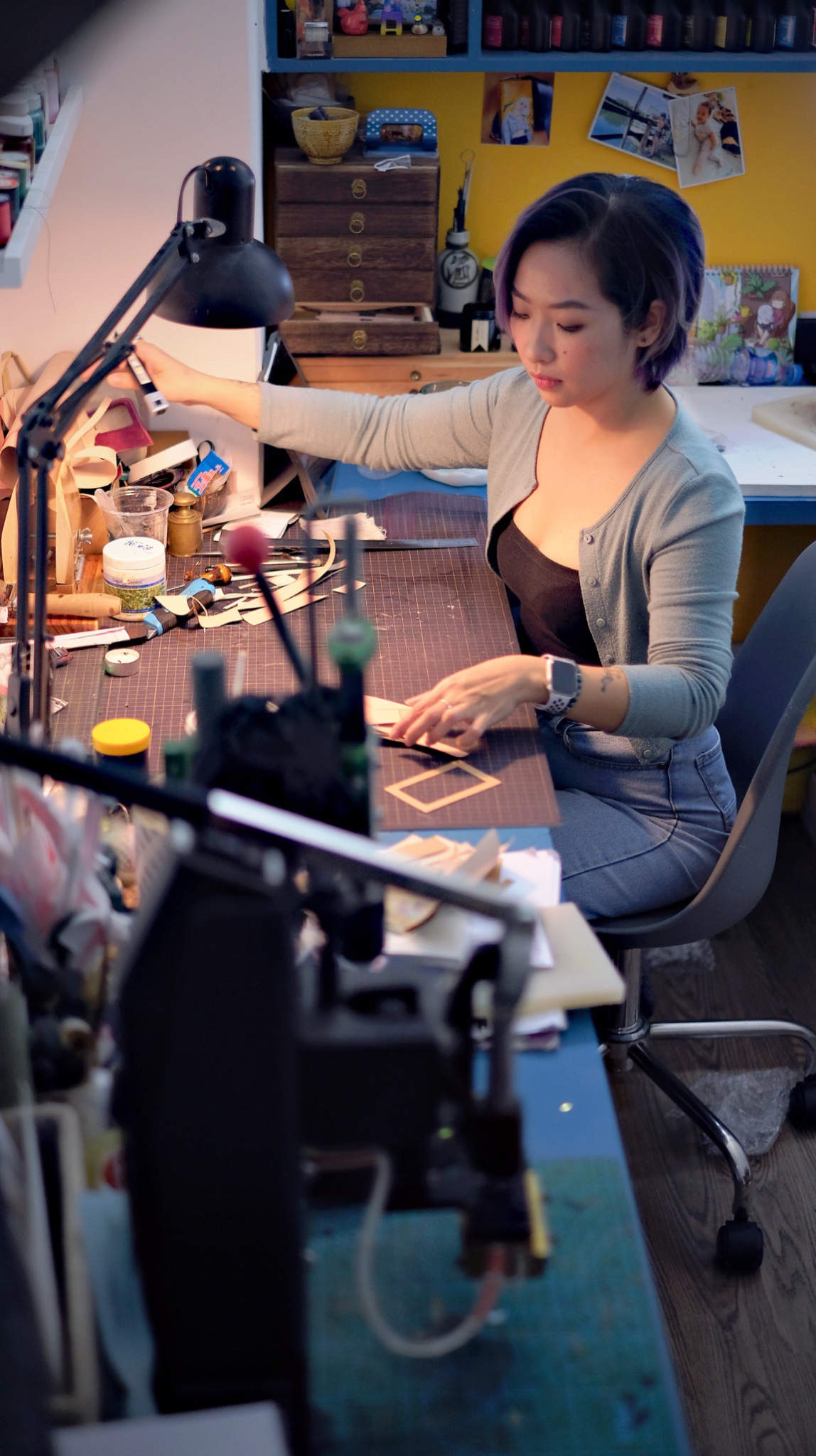 Bỏ lương nghìn đô, cô gái Hà Nội khởi nghiệp với nghề điêu khắc da bò - 7