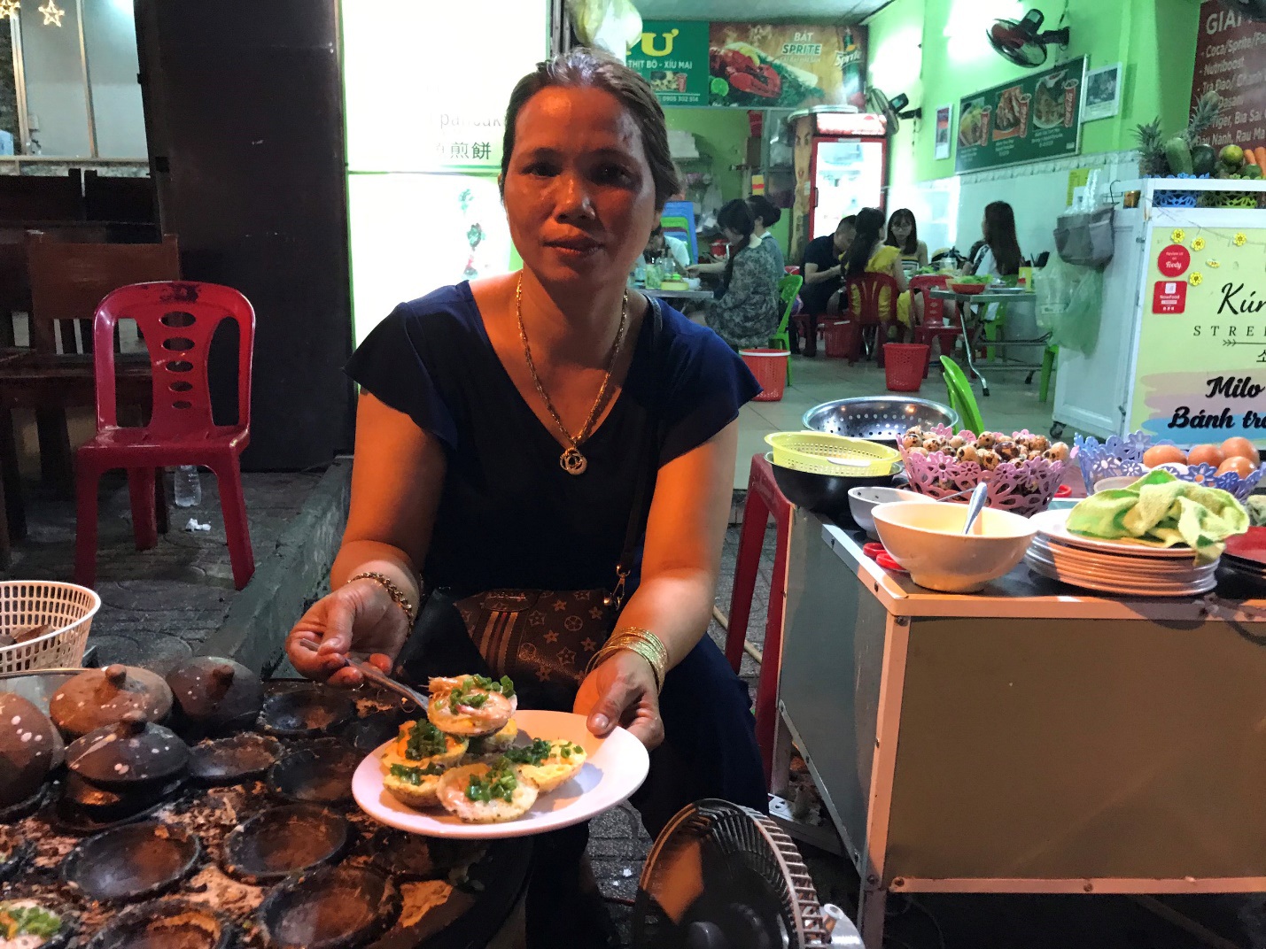 Đặc sản Nha Trang ăn cả chục cái mới no, chủ quán bán hơn 1000 cái/ngày - 2