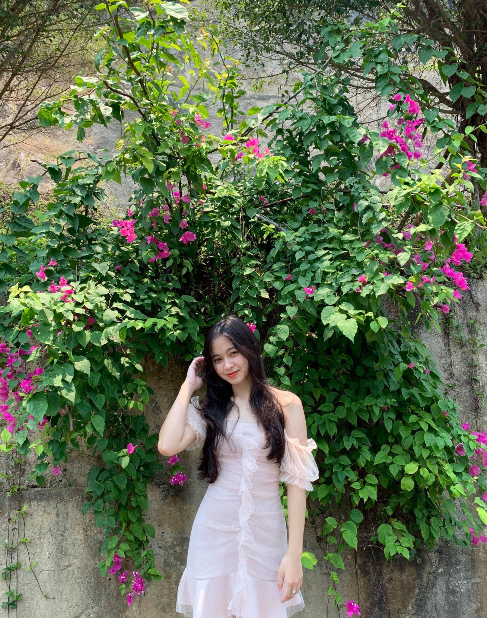 Nữ sinh Quảng Bình xinh xắn, hát dân ca ngọt như mía lùi - 4