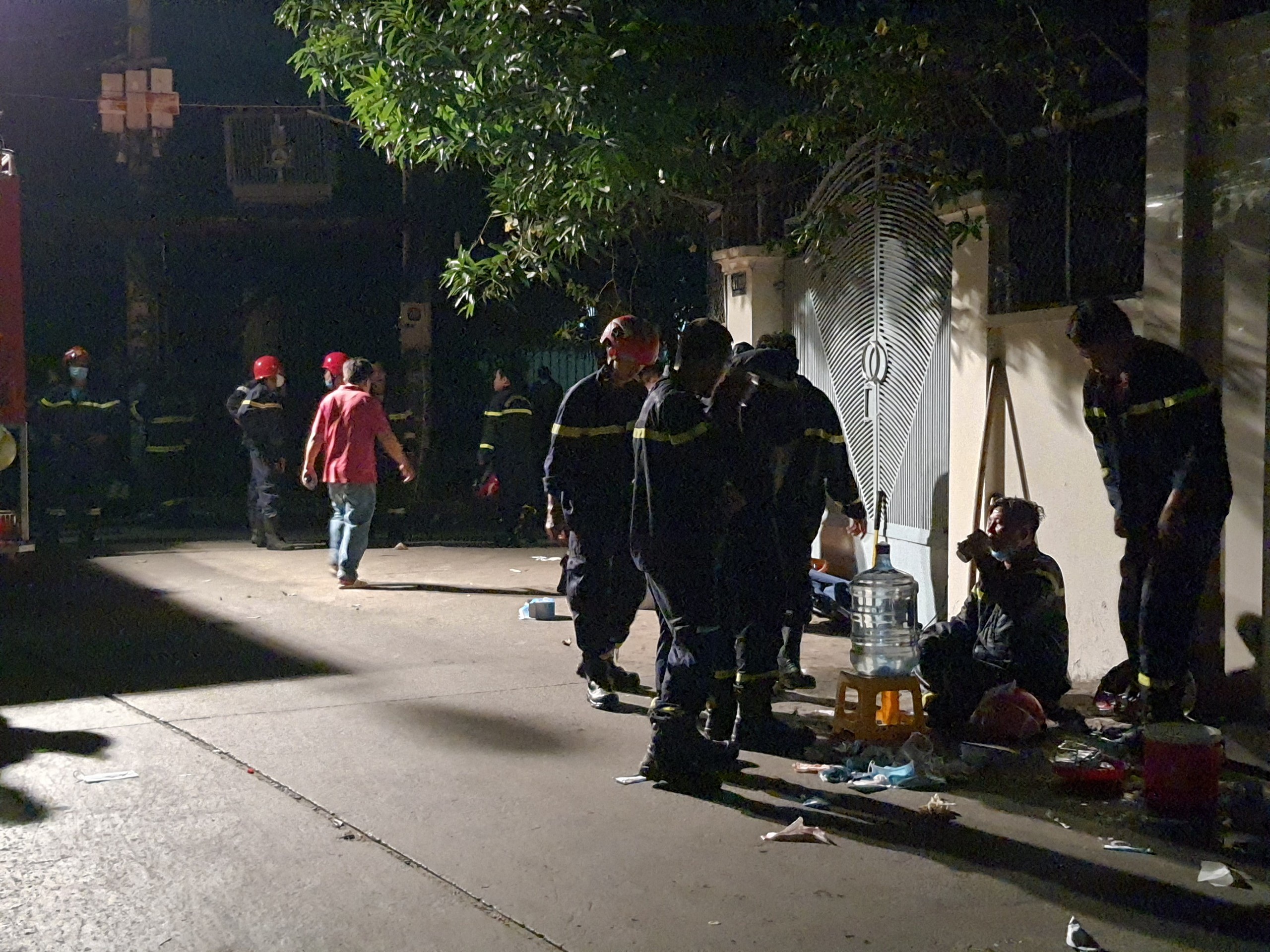 Hiện trường vụ cháy làm 8 người tử vong thương tâm ở TP HCM - 10