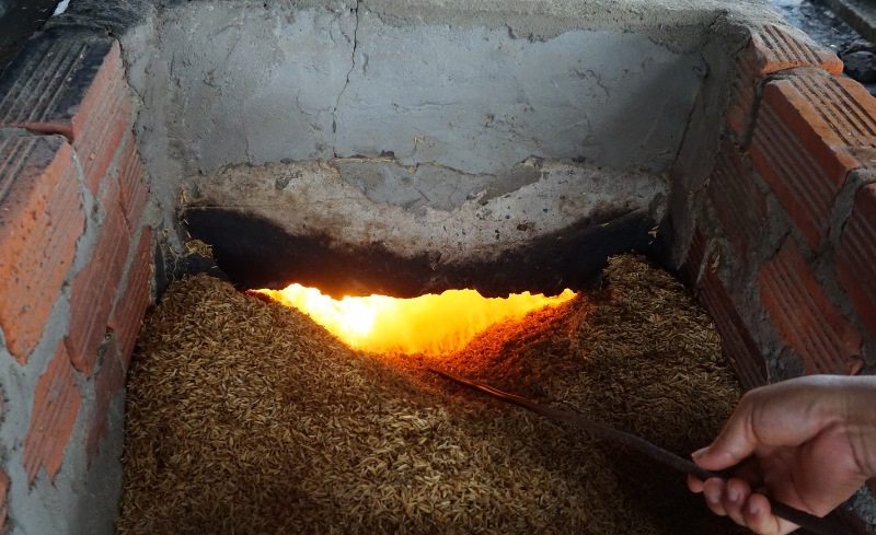 Kỳ lạ nghề hòa muối thành nước rồi mang nấu trên chảo khổng lồ - 2