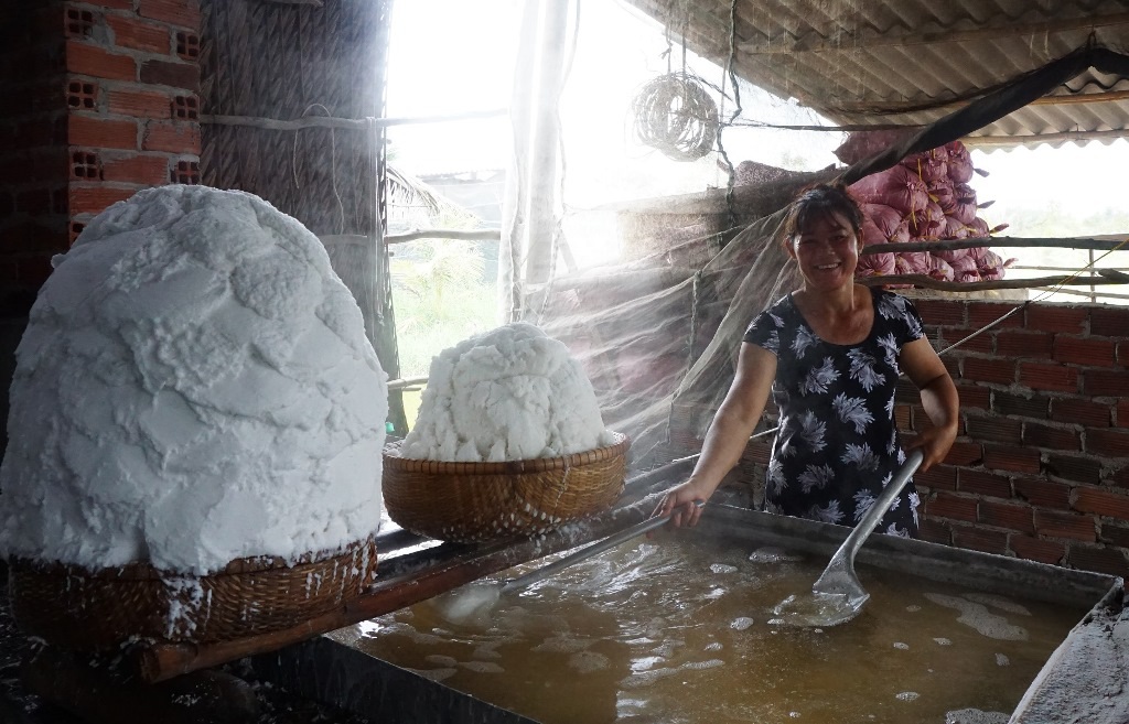 Kỳ lạ nghề hòa muối thành nước rồi mang nấu trên chảo khổng lồ - 4