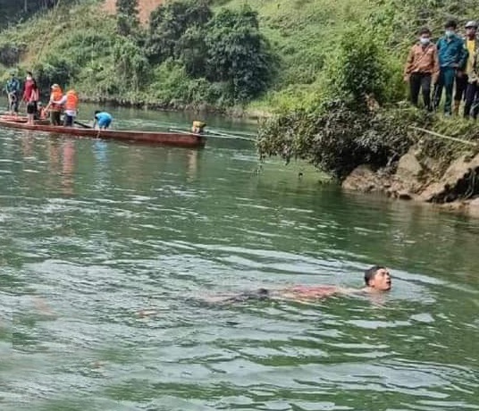 Lật thuyền chở 9 người trên sông Chảy, 1 người tử vong - 1