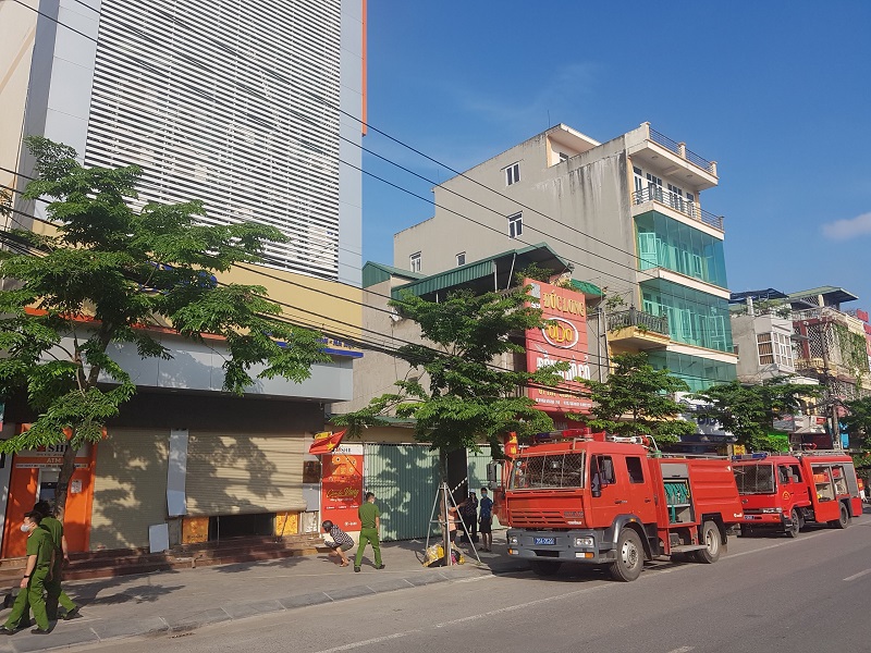 Cảnh sát phá cửa cuốn cứu sống 4 người trong tòa nhà ngân hàng bị cháy - 1