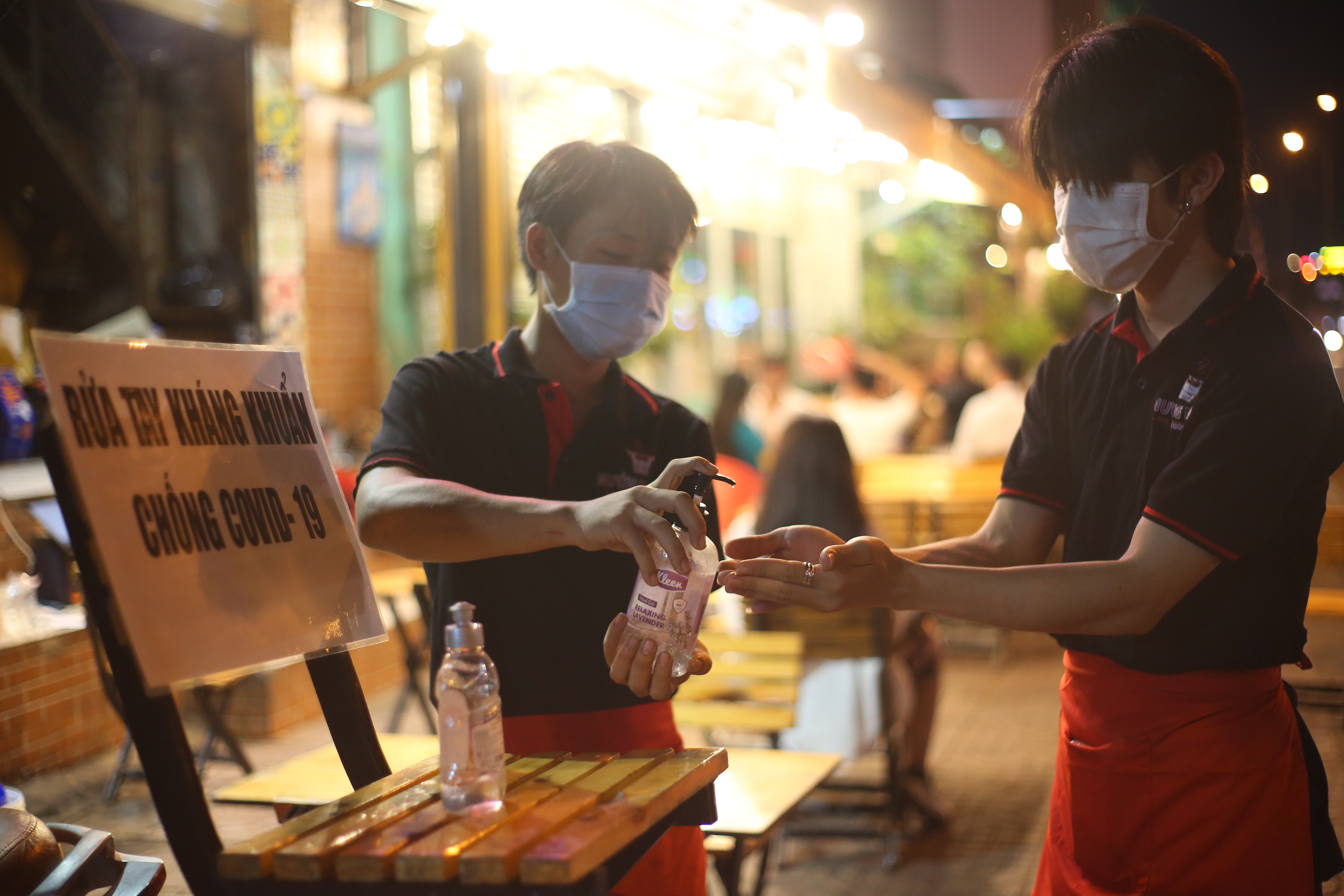 Quán nhậu Sài Gòn xập xình, nhộn nhịp bất chấp lệnh cấm tụ tập đông người - 10