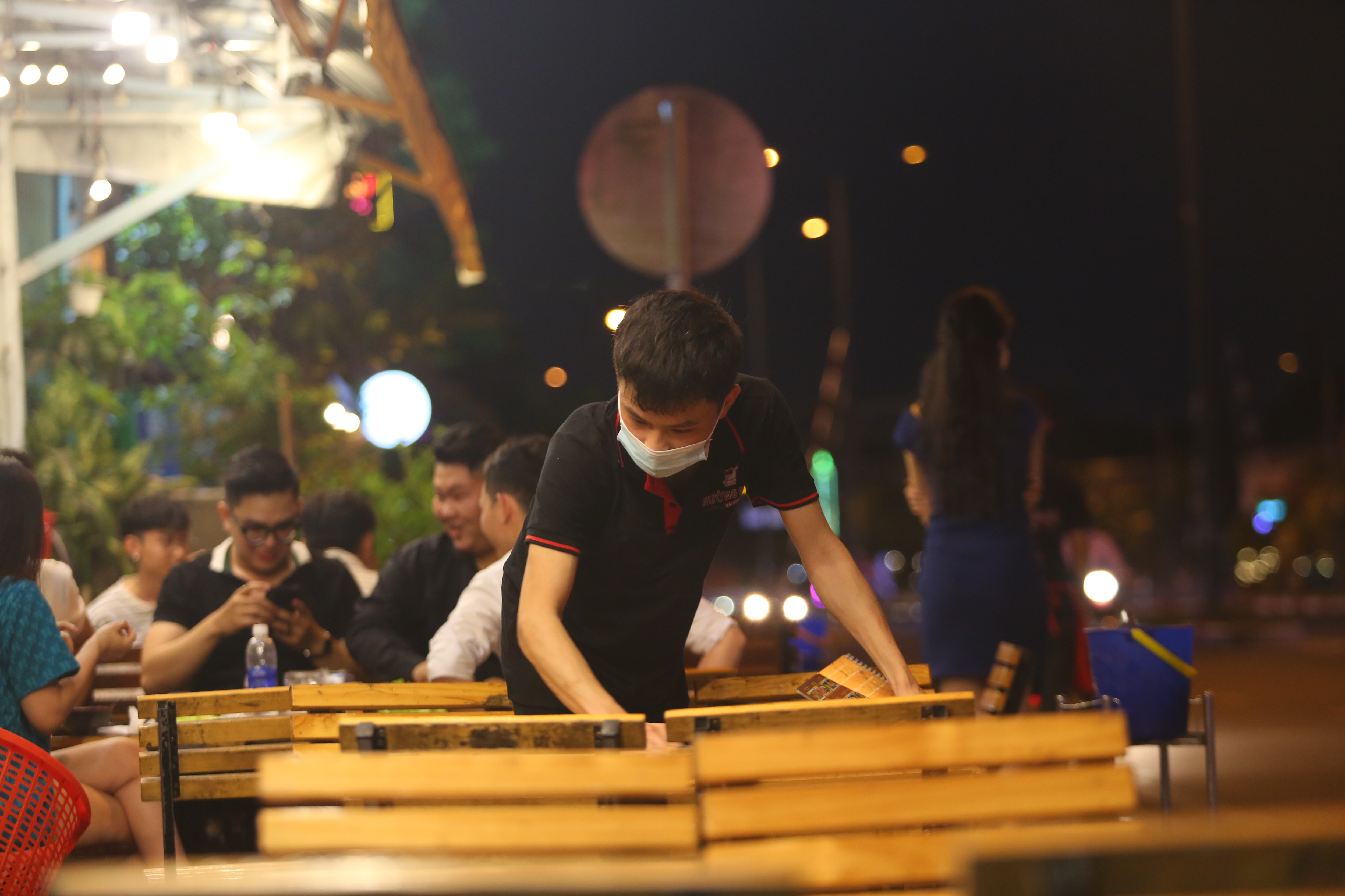 Quán nhậu Sài Gòn xập xình, nhộn nhịp bất chấp lệnh cấm tụ tập đông người - 6