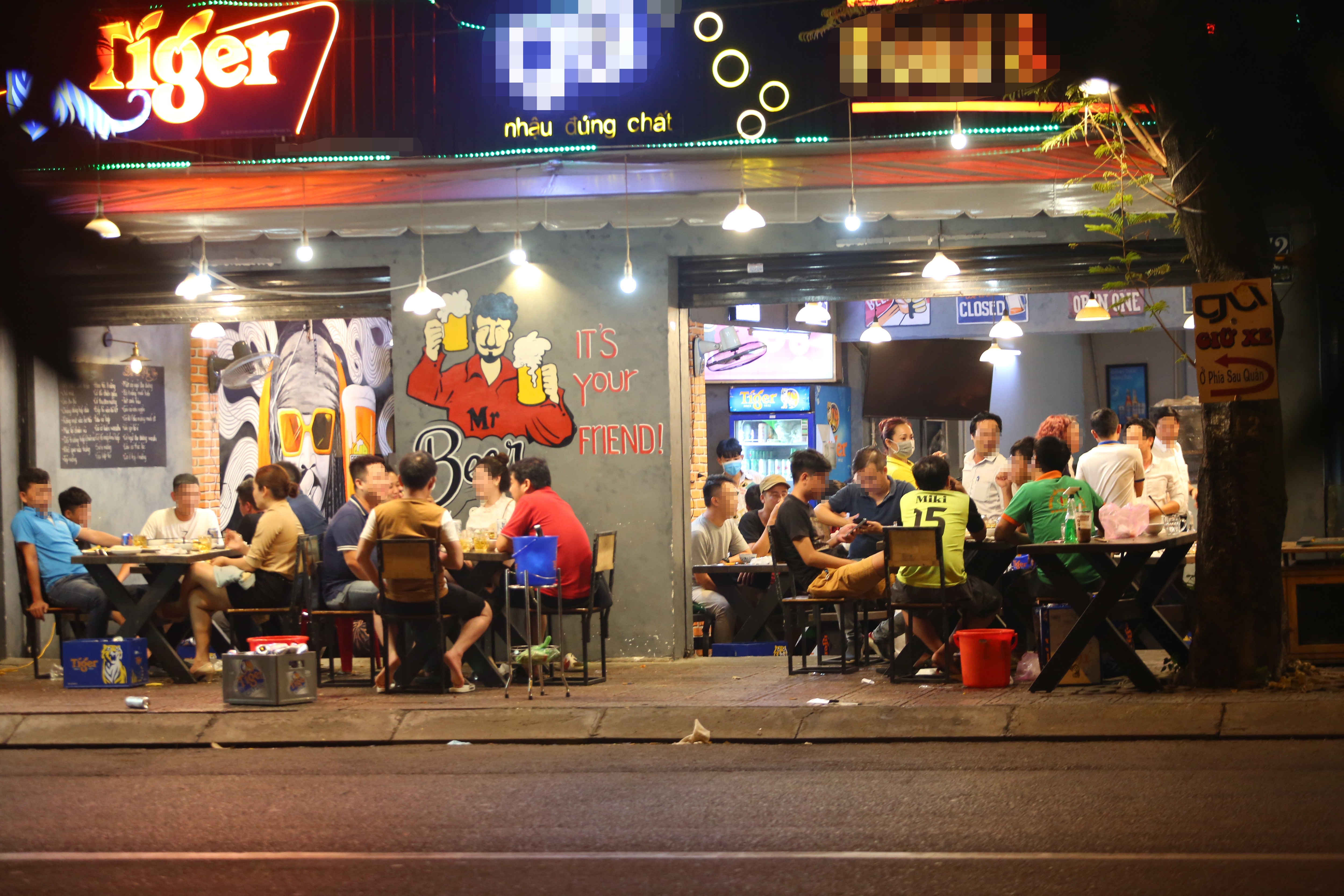 Quán nhậu Sài Gòn xập xình, nhộn nhịp bất chấp lệnh cấm tụ tập đông người - 1