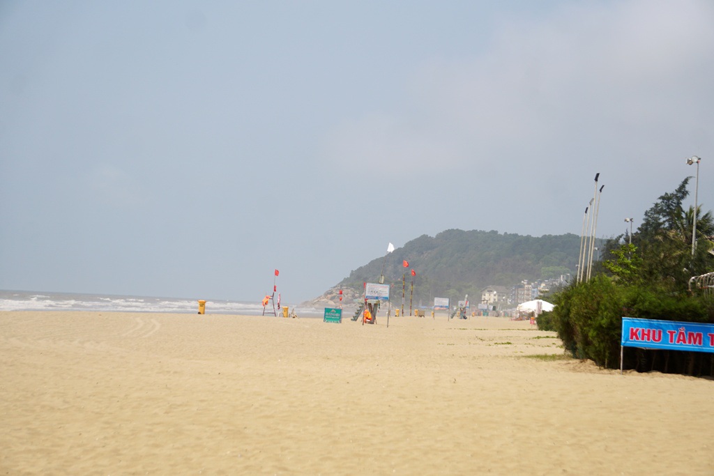 Bãi biển đẹp nhất nhì Việt Nam vắng tanh giữa bão dịch COVID19
