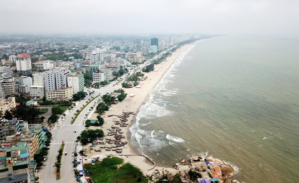 Thành phố biển Sầm Sơn vắng lặng vì covid-19