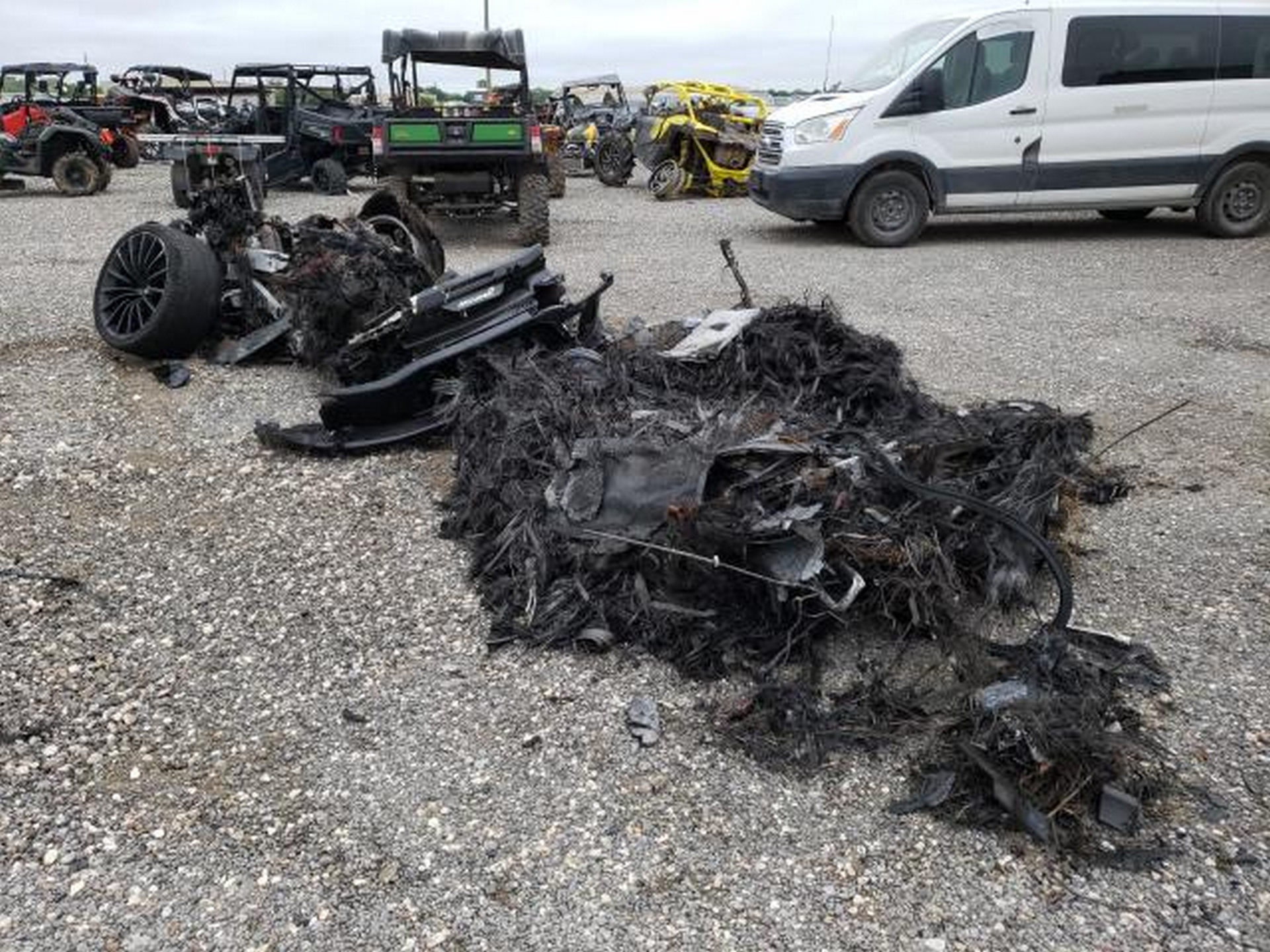 Siêu xe McLaren bị cháy thành tro vẫn được rao bán - 2
