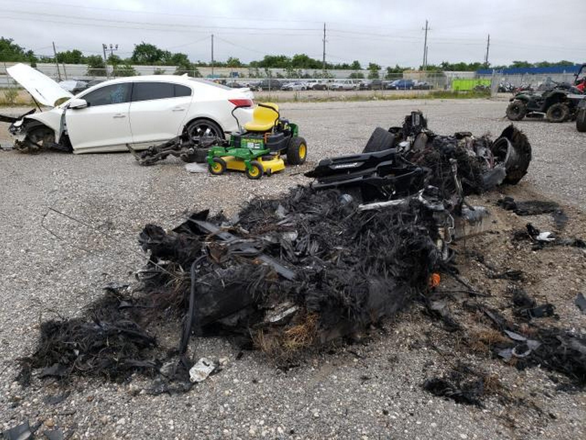 Siêu xe McLaren bị cháy thành tro vẫn được rao bán - 9