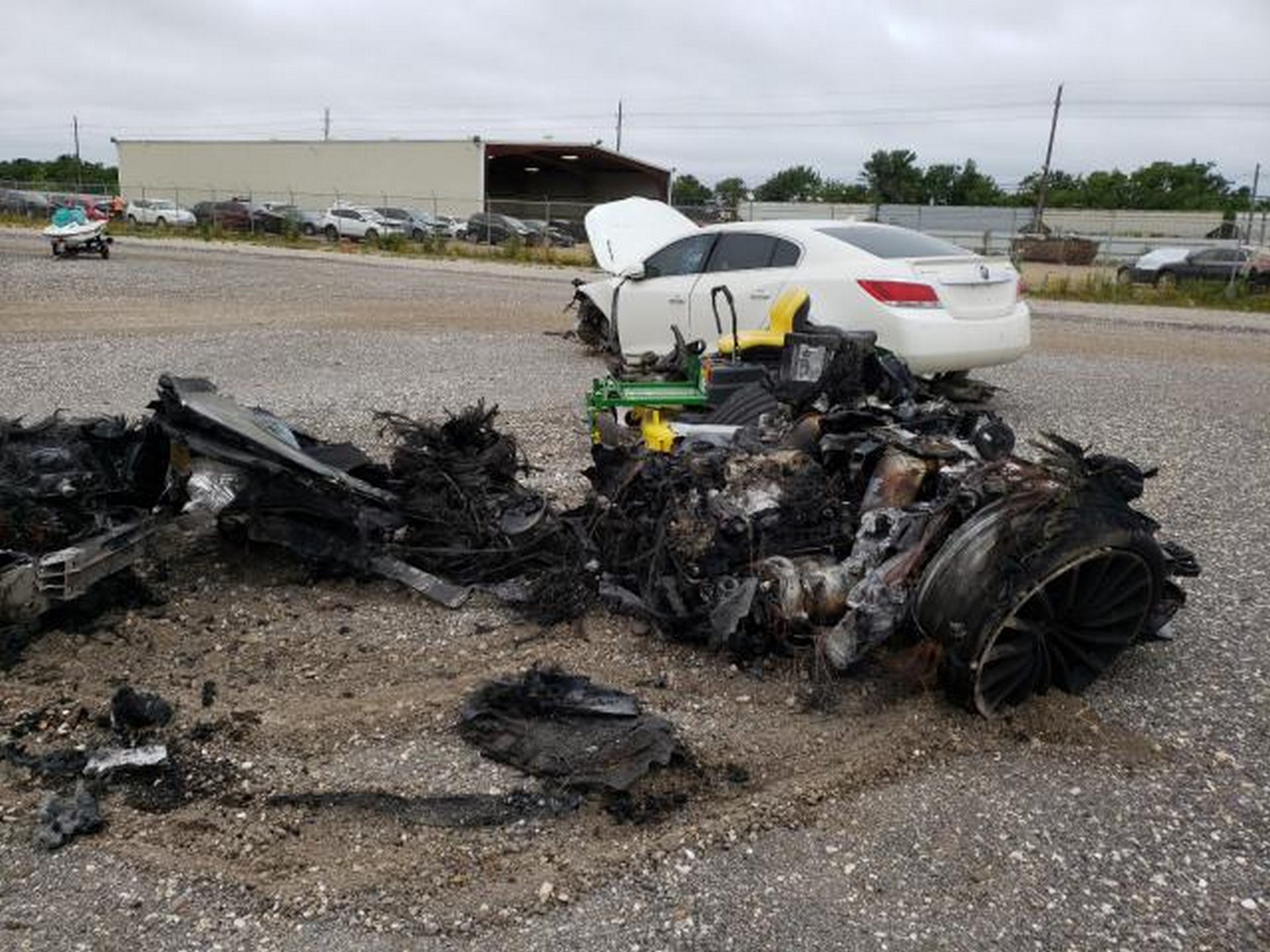 Siêu xe McLaren bị cháy thành tro vẫn được rao bán - 11