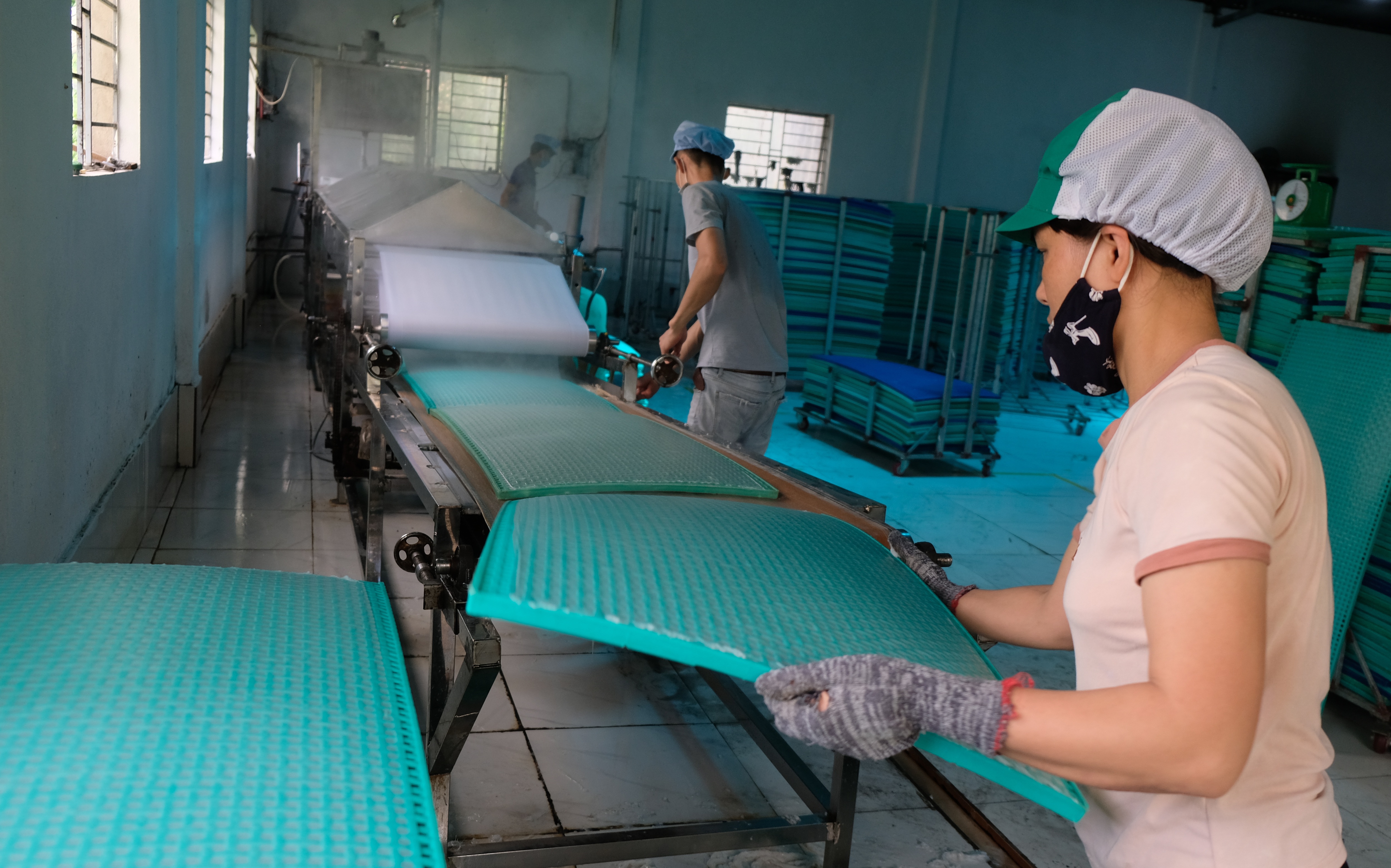 8X gác 2 bằng đại học về quê làm bánh đa nem, thu tiền tỷ mỗi năm - 3 8X gác 2 bằng đại học về quê làm bánh đa nem, thu tiền tỷ mỗi năm - 3