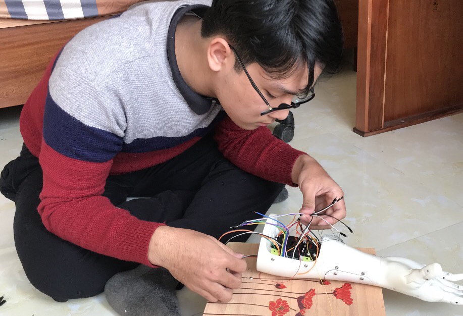 Sự kiên trì của đôi bạn chế tạo Cánh tay Robot đoạt giải KHKT quốc tế - 3